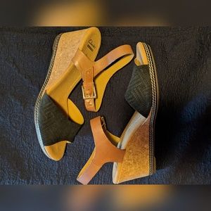 Clarks Cushion Wedge Sandals blk/tan Size 10